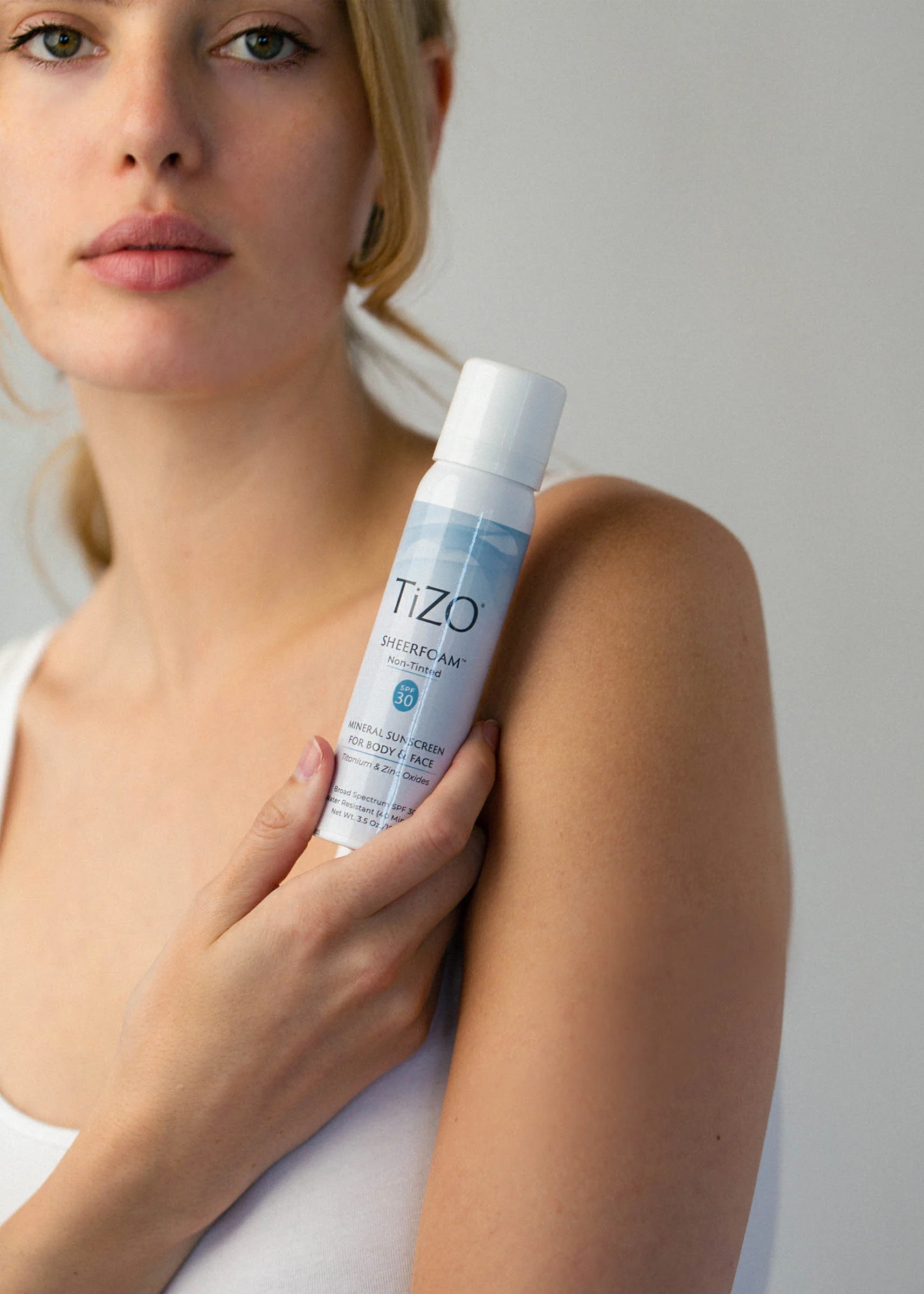 tizo_sheer_foam_nontinted_lifestyle